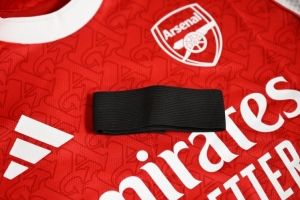 官方宣布，阿森纳队将在对阵纽卡斯尔联的比赛中佩戴黑色臂章，以此悼念去世的前青训球员。