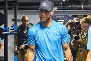 训练师：库里的速度没有随着年龄增长而下降 他还更强壮了