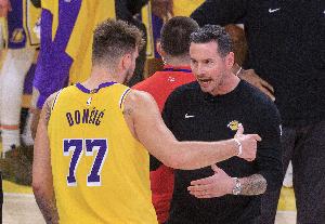 媒体人评价雷迪克上赛季已展露优秀教练潜质，续约两年好比公司在中秋佳节发放福利。