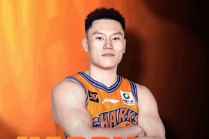 祝24岁的上海男篮球员李弘权生日快乐，愿他在追梦路上勇攀高峰！