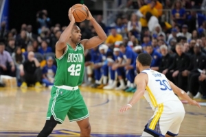 霍福德与勇士达成多年A-级签约，将凭借其丰富经验和投射能力为球队带来助力。