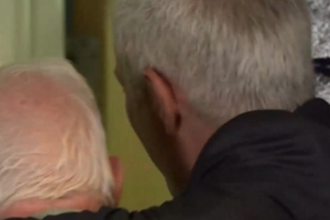 据BBC报道，一位切尔西的老员工造访斯坦福桥探望穆里尼奥，并为他带去了其钟爱的饼干。