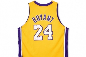 科比亲穿的24号球衣首拍成交价达88.9万美元，该球衣在2006年曾被其以1万美元售出。