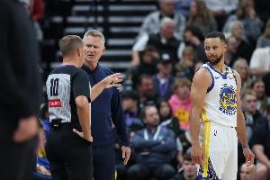 科尔表示，新规将有助于库里，因为此前各队都采取拼命打他手臂的防守策略。