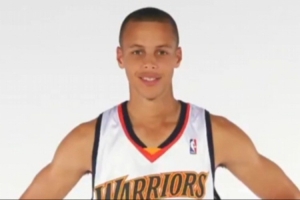 勇士众将翻看库里新秀照，库里感慨：希望他当时能骄傲，17年后我活成了他的模样。