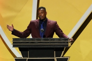 皮尔斯：有“捞女”用手机查询队内每位球员薪资，专门瞄准薪资处于中下游的球员下手。