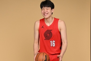 杨瀚森：利拉德与霍勒迪待人友善，给予我诸多指导，新赛季心态放松。