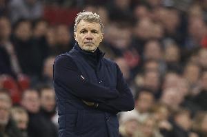 都灵赛后新闻发布会上，两名记者发生激烈争执，巴罗尼教练因此愤然离席。