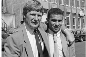 纽卡斯尔联名宿麦克福尔不幸逝世，俱乐部官方社交媒体发文悼念，并宣布本轮比赛所有球员将佩戴黑色臂章以示哀悼。