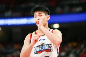 林葳表示自己日常饮食以中餐为主，坦言对国外的饮食仍有些不习惯。