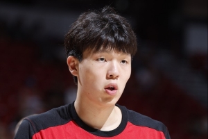 媒体人透露，杨瀚森在场上时，教练组并未授予其自主发牌的权限，建议其在进攻端多参与挡拆配合，并加快快攻下顺的速度。