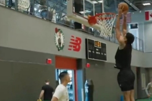 塔图姆分享原地双手扣篮视频，称恢复神速皆是鞋子的功劳。