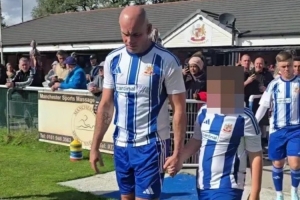 太阳报报道：曼联旧将吉布森在时隔4年后重返绿茵，已与英格兰第九级别球队完成签约。