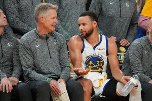 科尔于2016年圣诞赛后公开批评库里，事后亲自登门致歉。