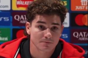 赛前发布会记者用英文提问，小蜘蛛笑着表示自己没把英语还给老师，听得懂。