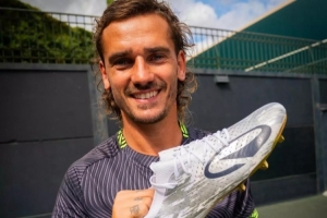 迪卡侬推出格列兹曼限量版战靴，全球仅发售200双，以此致敬其马竞生涯200球里程碑。