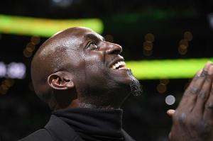 皮尔斯评狼王甜瓜垃圾话：妻子孩子不该成调侃对象