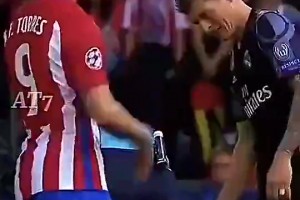 托雷斯怒推C罗！拉莫斯示意C罗用胳膊肘回击