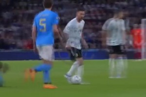 名场面！梅西被迪洛伦佐撞倒，全队上来为队长出头！