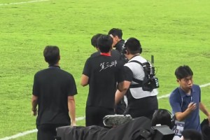 老乡见老乡!比赛结束以后，徐正源热情的跟郑暻镐握手！