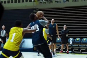 你挺像我洛杉矶一个朋友！巴特勒调侃库里保镖！