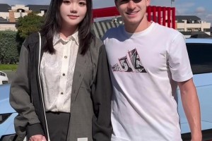 西甲是真养人！阿尔瓦雷斯之前一脸痘，现在和国人合影时太帅啦！