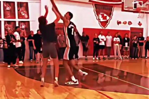 哈登这个操作真是百看不厌！NBA球星vs普通人时刻！