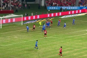 这是苏超？南通队禁区外凌空抽射+倒钩，这个进球过程实在是刺激