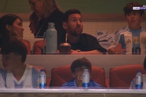 悠闲自在！梅西一家看台观众阿根廷友谊赛